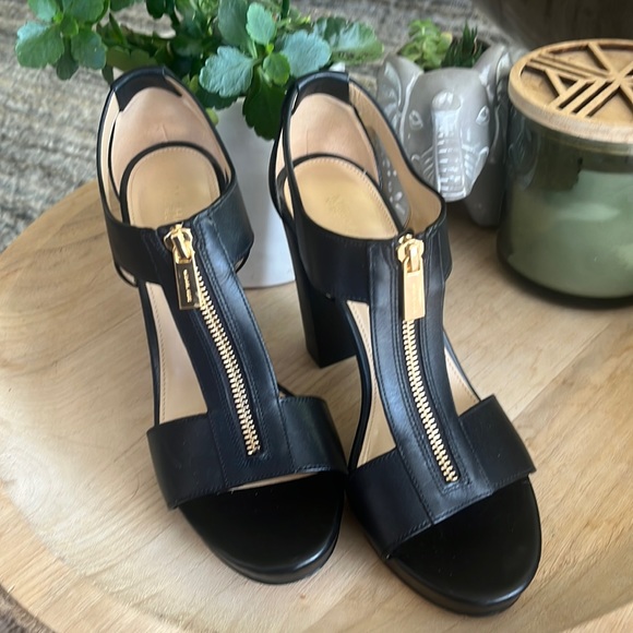 Michal Kors Wiman Heals 8 1/2 - Picture 1 of 7